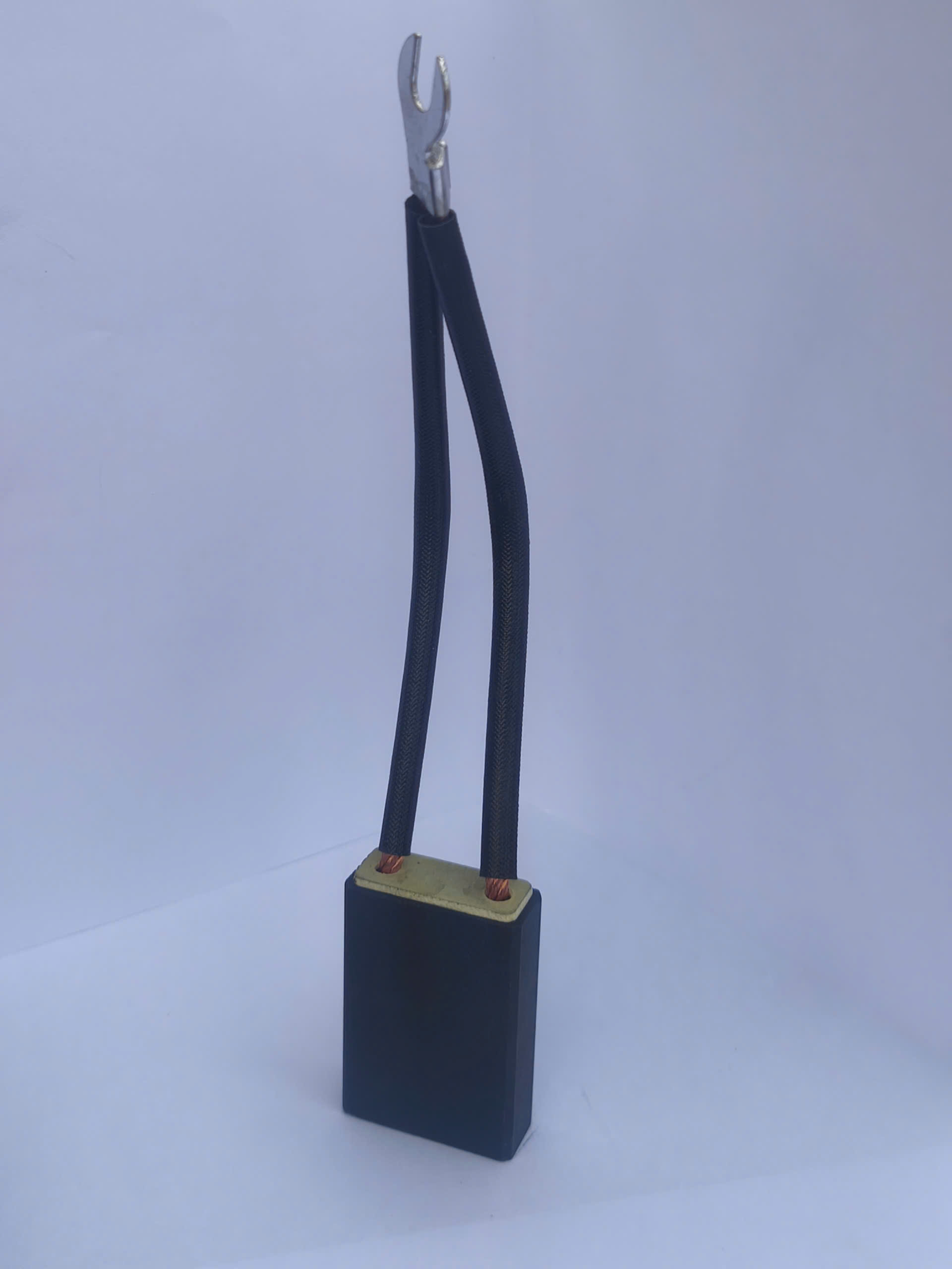 Chổi than công nghiệp 12.5x25x40mm. Chổi than công nghiệp 12.5x25x40mm.