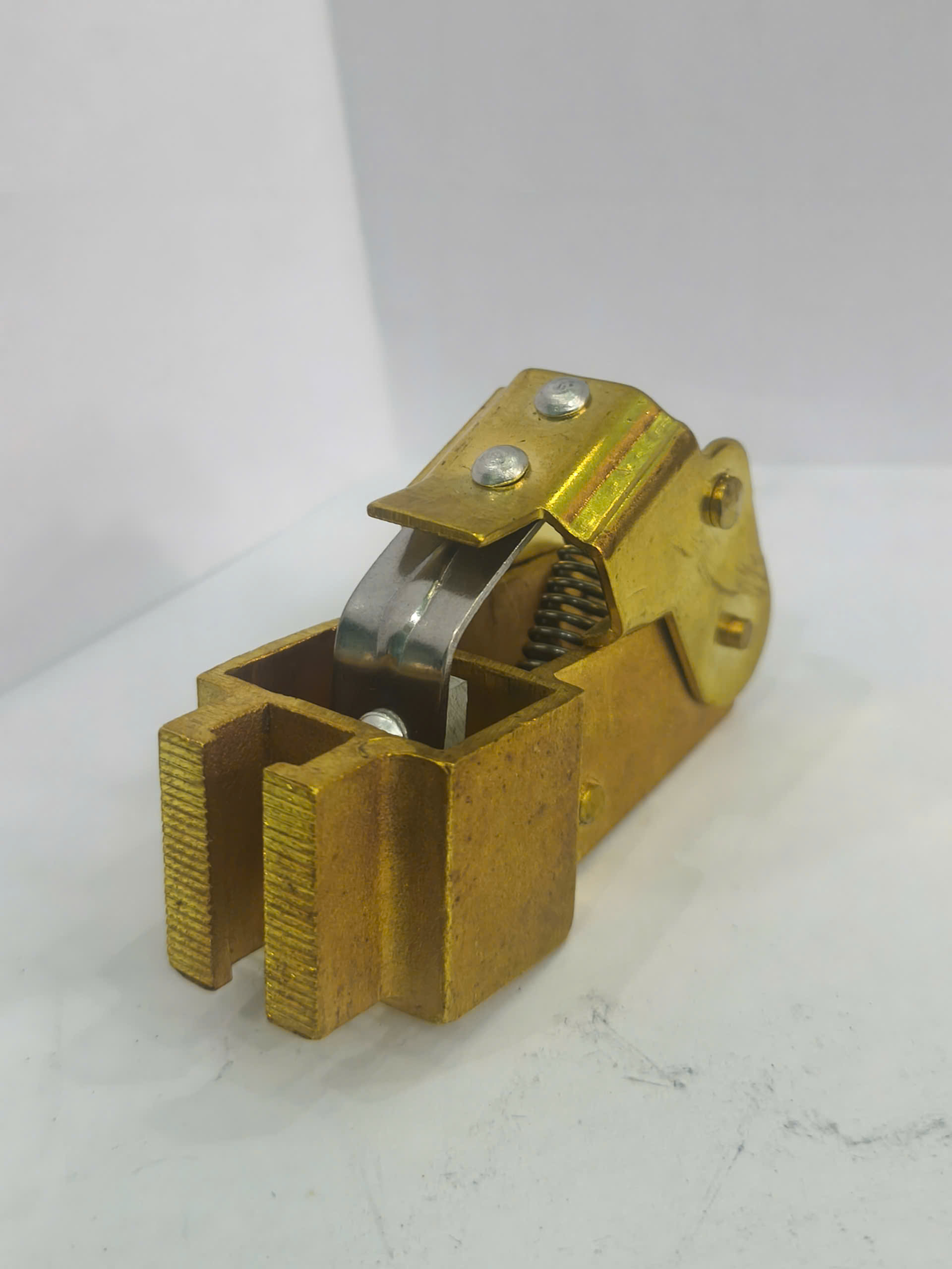 Ổ gá chổi than 16x25mm. Ổ gá chổi than 16x25mm.